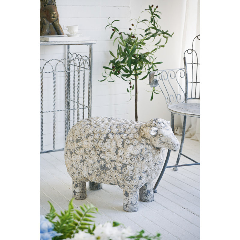 Figurine 25,5 x 13 x 18 po en forme de mouton au fini blanc vieilli et gris, H 18,1 po x l 25,8 po x P 13,2 po