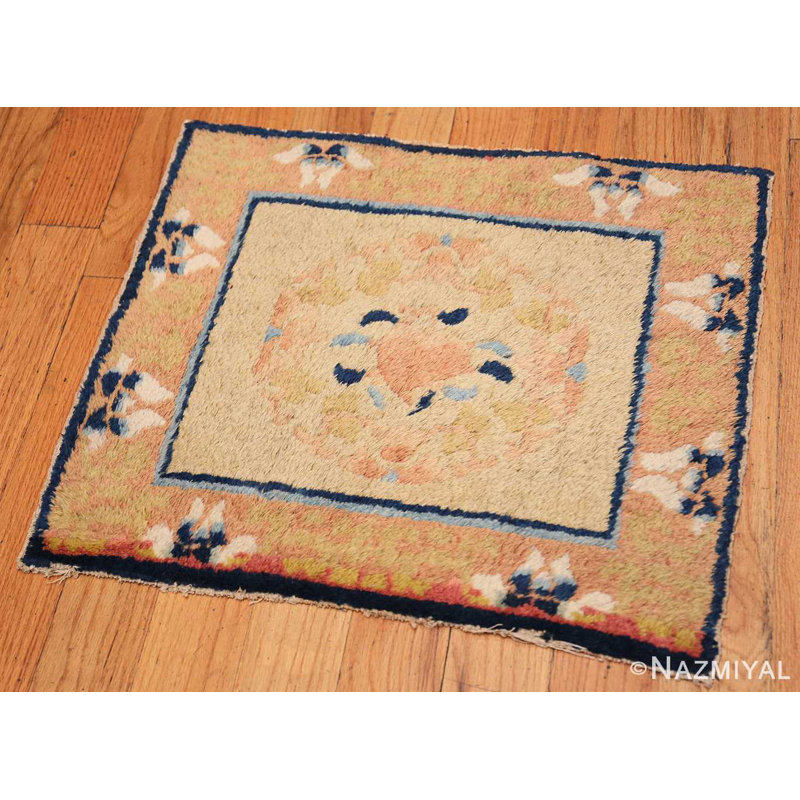 Petit tapis chinois antique à petits carrés