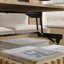 Table basse carrée à plateau relevable cannelé avec rangement caché et ouvert-784332439