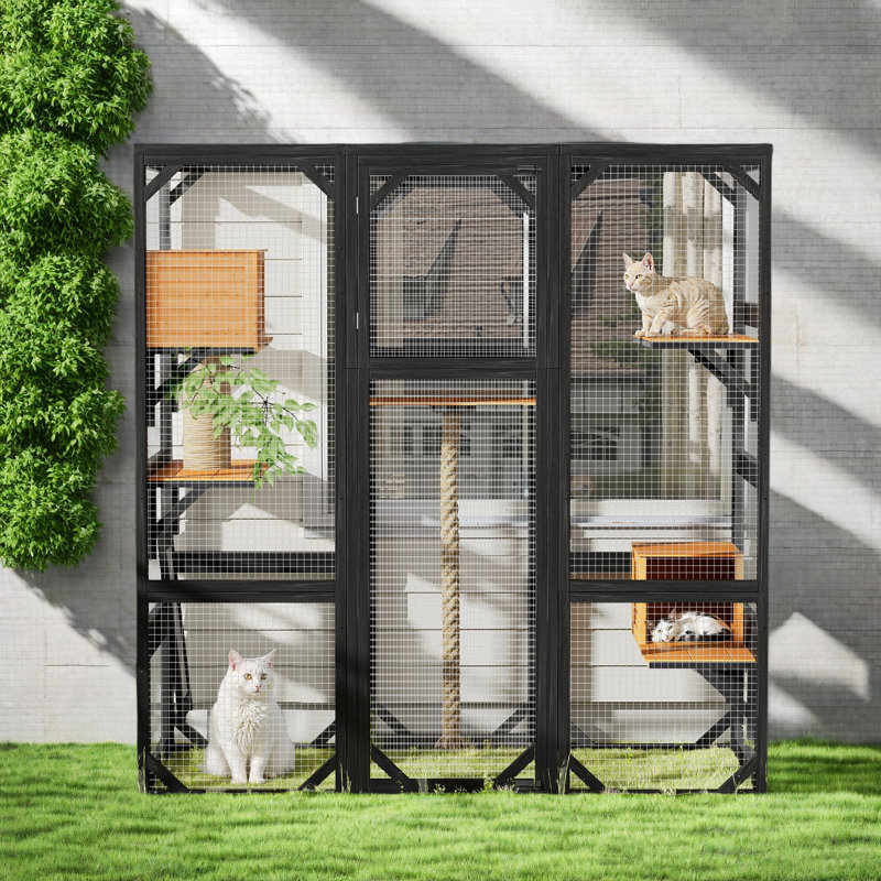 Maison d'extérieur pour chat avec portes à double entrée, trois plateformes de saut, deux condos, un poteau d'escalade en corde, un poteau à griffer robuste, des feuilles d'arbre artificiel et un grillage métallique
