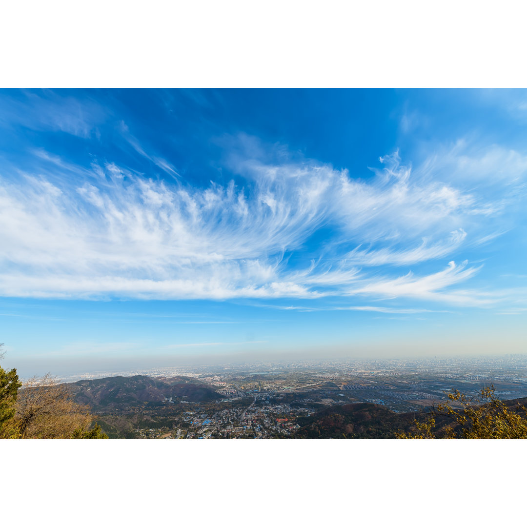 Wolken über der Stadt von Bjdlzx - Ohne Rahmen auf Leinwand drucken