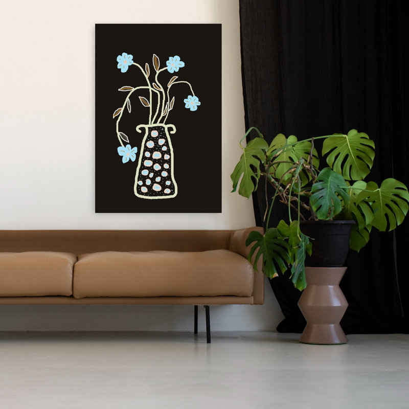 Fleurs bleues dans un vase décoratif, art floral contemporain, H 48 po x l 32 po