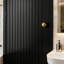 Armoire de rangement au-dessus de la toilette avec porte cannelée, tablette réglable et dispositif anti-basculement pour l'organisation de la salle de bain, solution de rangement verticale peu encombrante