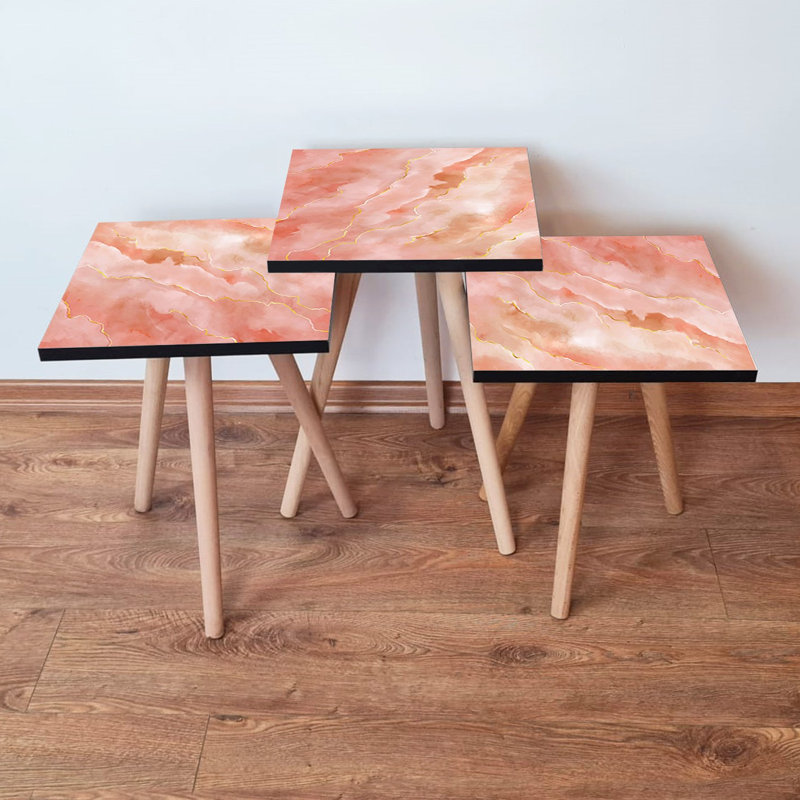 Ensemble de 3 tables gigognes élégantes, saumon et or, 13,8 po x 20,5 po x 13,8 po | 100% panneau de fibres à densité moyenne avec pieds en bois de hêtre, conception abstraite en marbre | Polyvalent et élégant pour le salon, le bureau personnel et les décors modernes