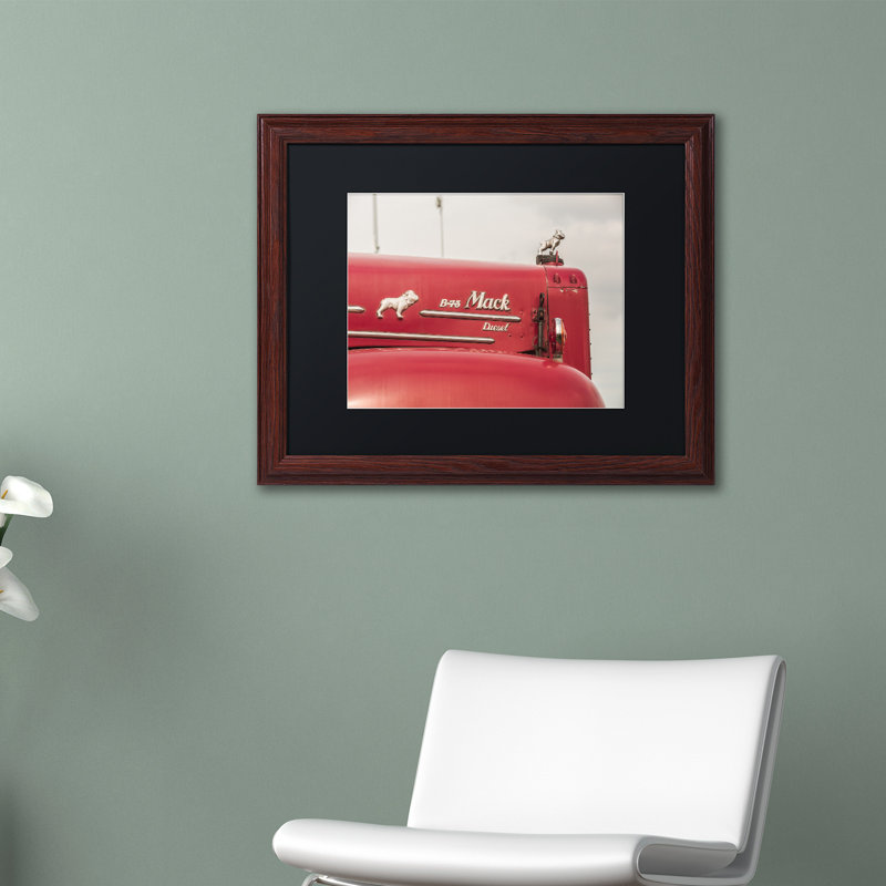 «Mack Truck 2» par Barris, reproduction de photo encadrée, H 11 po x l 14 po x P 0,5 po, Encadrement brun foncé, Noir