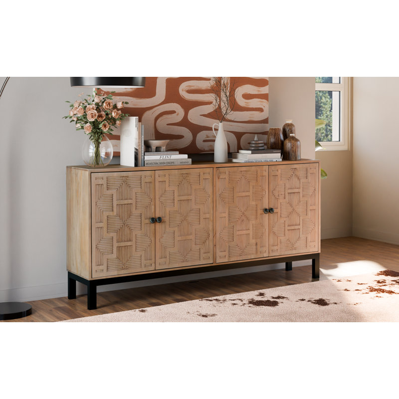 Buffet en bois massif sculpté 4 portes