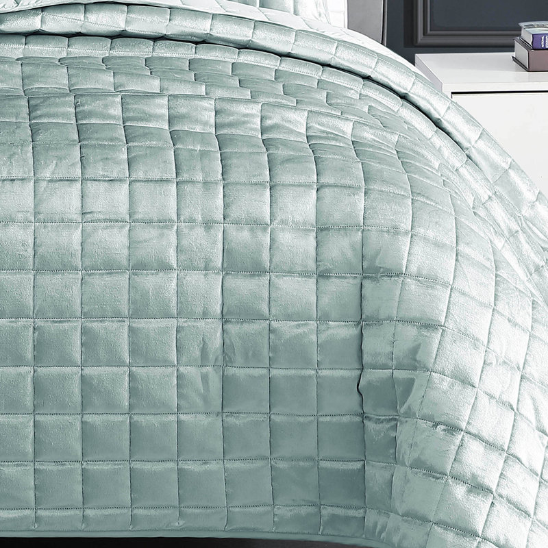 Luxurious Silver Velvet Full Quilt Set with Geometric Stitch