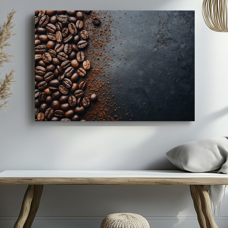 Toile de près, vue de haut en bas, café riche torréfié, grains de café éparpillés sur une surface texturée foncée