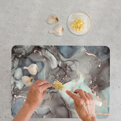 Planche à découper en verre bleue et grise avec détails argentés idéale pour les décors de cuisine contemporains