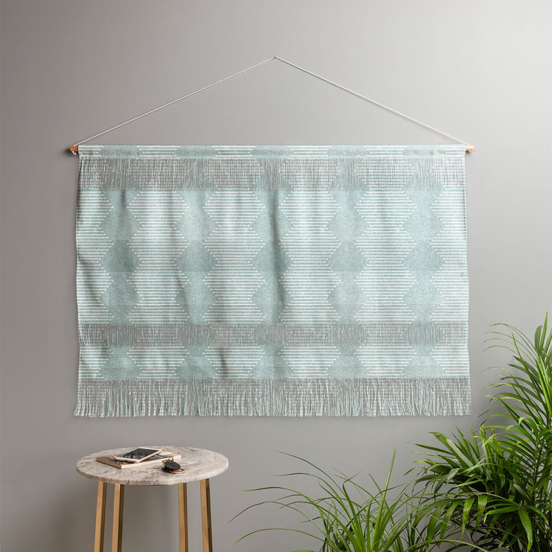 Tissu de polyester avec des accessoires suspendus en forme de petites flèches, H 32 po x l 47 po