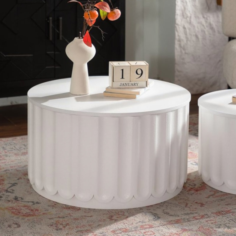 Ensemble de tables basses rondes festonnées blanches, 15.35" H x 46.46" W x 26.77" D