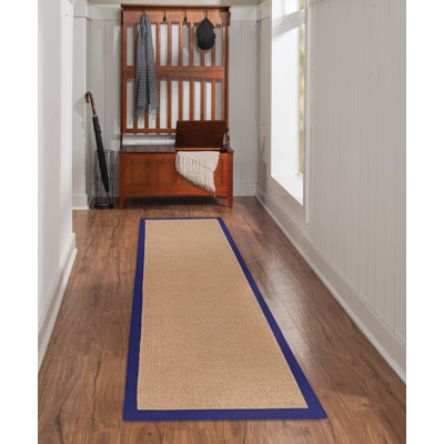 Tapis berbère beige foncé fait à la main avec bordure en coton bleu marine Nannette