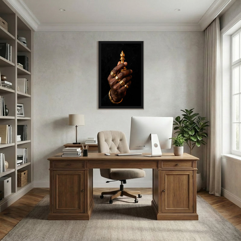 Main abstraite tenant une pièce d'échecs dorée, H 30 po x l 20 po