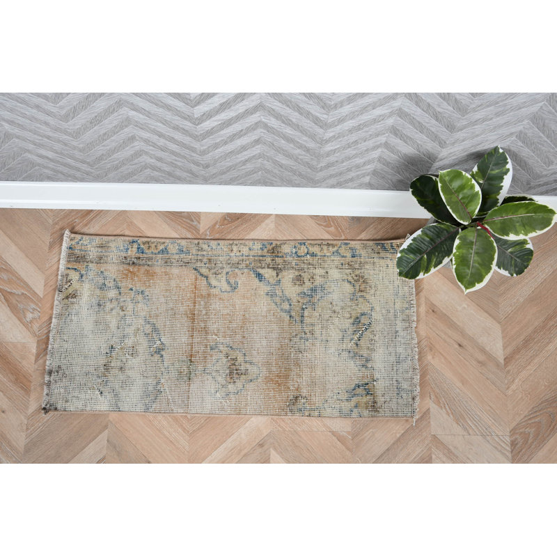 Tapis turc rétro dans des tons de terre avec un motif classique pour la décoration bohémienne
