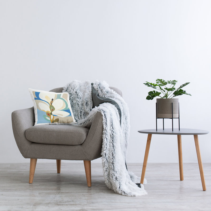 Coussin décoratif blanc à motif de fleurs abstraites par Liz Jardine