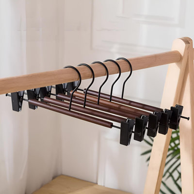 Cintre en bois massif d'inspiration nordique avec pinces pour garde-robe et garde-robe