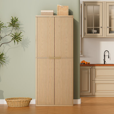 Grand garde-manger moderne en bois cannelé avec six portes et un rangement multi-tablettes pour la cuisine et la salle à manger.
