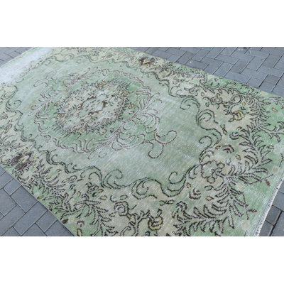 Tapis turc vintage fait à la main avec un motif floral vert unique pour une déclaration élégante dans la décoration intérieure