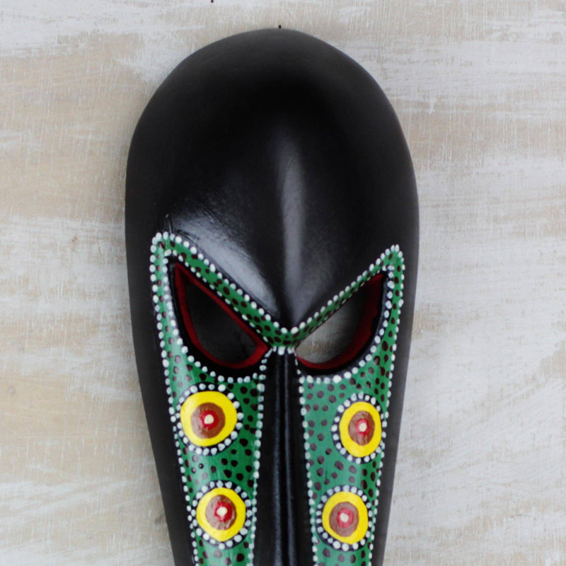 Couleur de la fierté, masque en bois africain