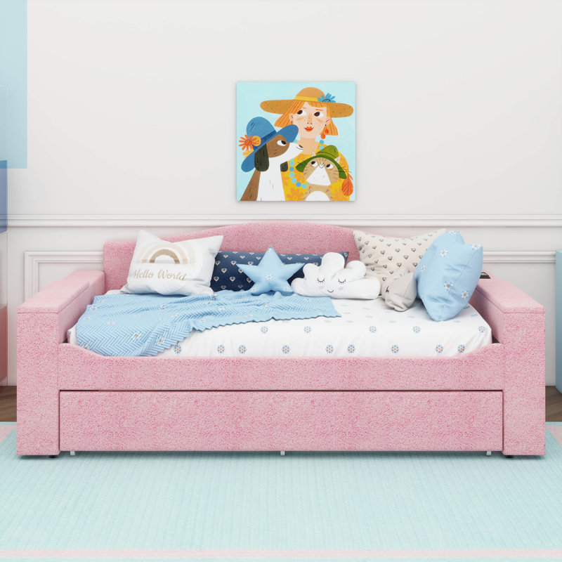 Un lit de jour rembourré avec accoudoirs de rangement, un lit gigogne sous le lit et un système audio Bluetooth de pointe