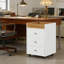 Armoire mobile mobile pour bureau avec trois tiroirs de rangement et un plateau supérieur, quatre freins à roues, un panneau de particules revêtu, un bureau de taille amovible, effet bois naturel, de couleur blanche