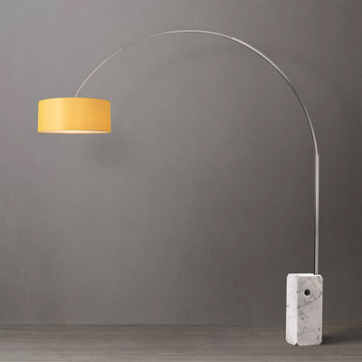 Lampe en arc Iconic 95 po avec abat-jour tambour en lin moutarde, corps en acier nickel satiné, base en marbre blanc, intensité variable, style Mid-Century moderne, ampoule DEL incluse