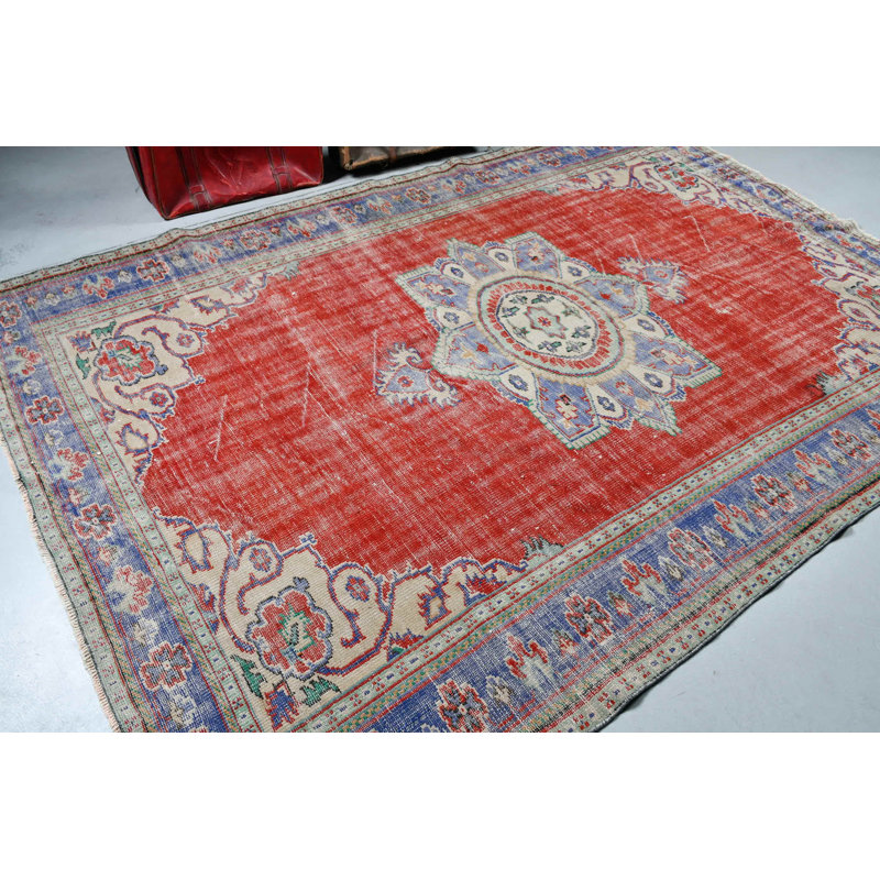 Grand tapis turc vintage en laine tissé à la main avec un design rouge anatolien unique, idéal pour ajouter de la chaleur et du charme à n'importe quelle pièce