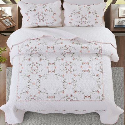 Floral Embroidered Scalloped Quilt Set with Washed Finish