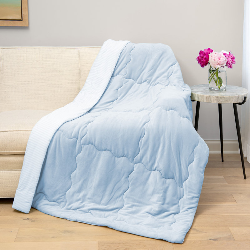 Jeté rafraîchissant HGTV à rayures bleu clair 50 x 70 pouces, 50 po x 70 po, Rayures bleu clair