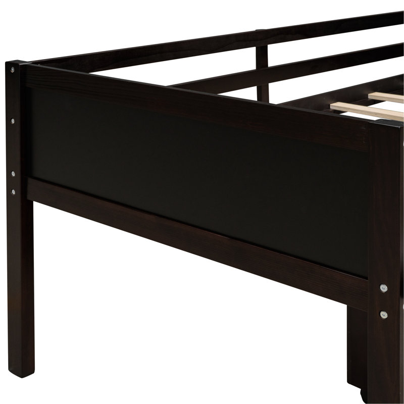 Lit mezzanine simple -. Deux boîtes de rangement incluses. Structure en bois de pin. Structure d'escalade et corde de divertissement. Double tableau noir inspirant. Glissade pour une sortie rapide avec rangement. Stabilité, plaisir.