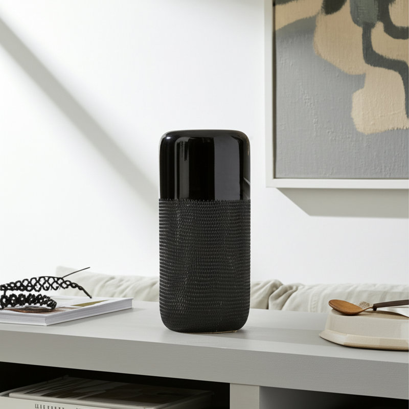 Vase en céramique moderne avec détails texturés - pièce décorative contemporaine au design épuré et à la fabrication durable