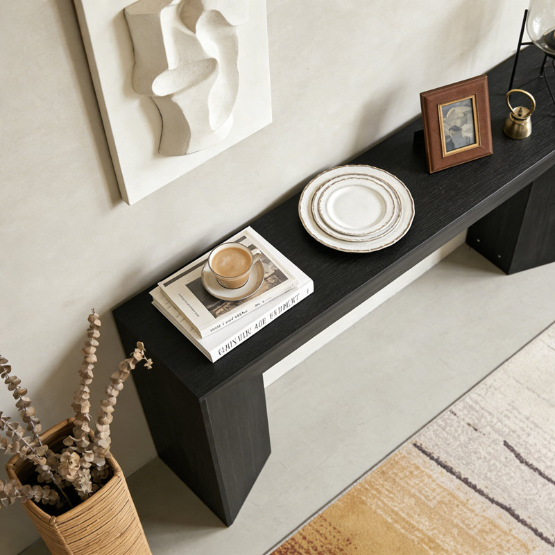 Console en bois avec canapé et couloir