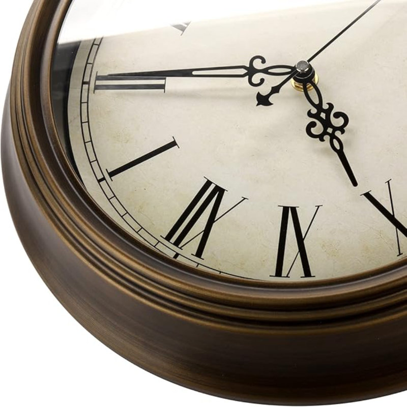 Petite horloge murale en métal Plumeet