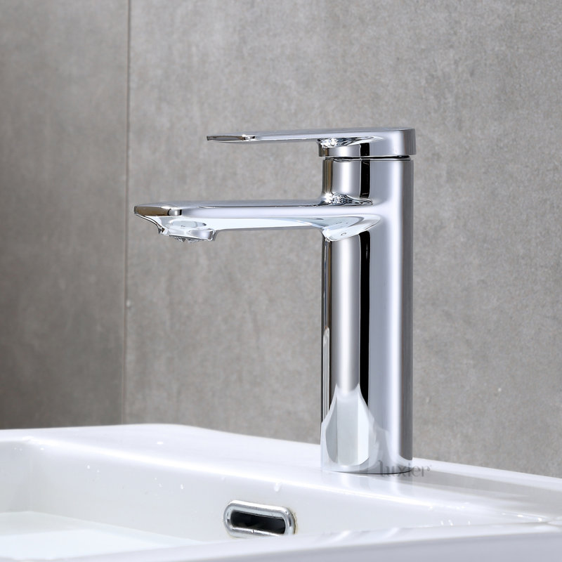 Single Hole Bathroom Faucet with Drain Assembly, Chrome
