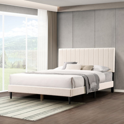 Grand lit tapissier Pearl White avec structure stable et plateforme de revêtement confortable