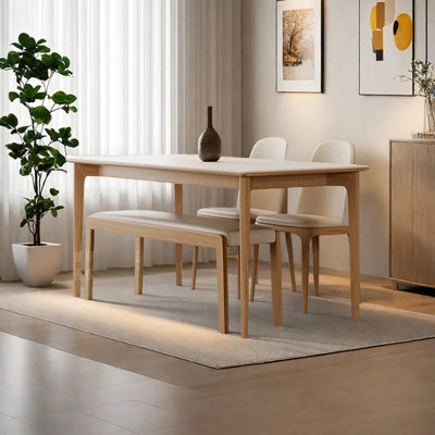 Petit appartement avec table à manger simple