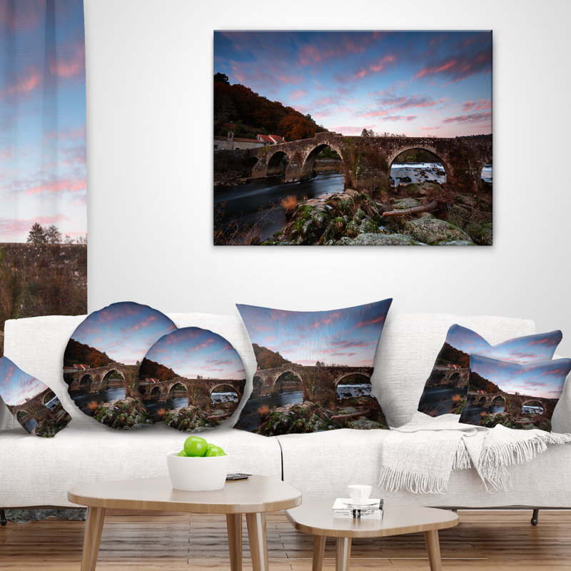 Coussin décoratif paysage ancien pont romain en Espagne, H 12 po x l 20 po