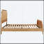 Grand lit plateforme tissé Cane avec structure en bois robuste et design élégant pour les chambres modernes