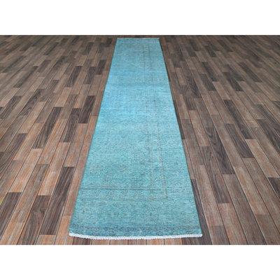 Tapis saphir bleu persan rétro surteint 2 pi 4 po x 11 pi 2 po, fin recadré, usé et vieilli, côtés et extrémités sécurisés professionnellement, noué à la main, pure laine, éclat, tapis étroit, tapis oriental