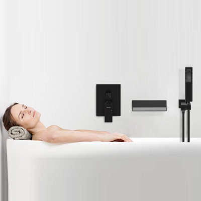 Système de douche moderne en laiton noir mat à contrôle de pression pour une expérience de baignoire luxueuse