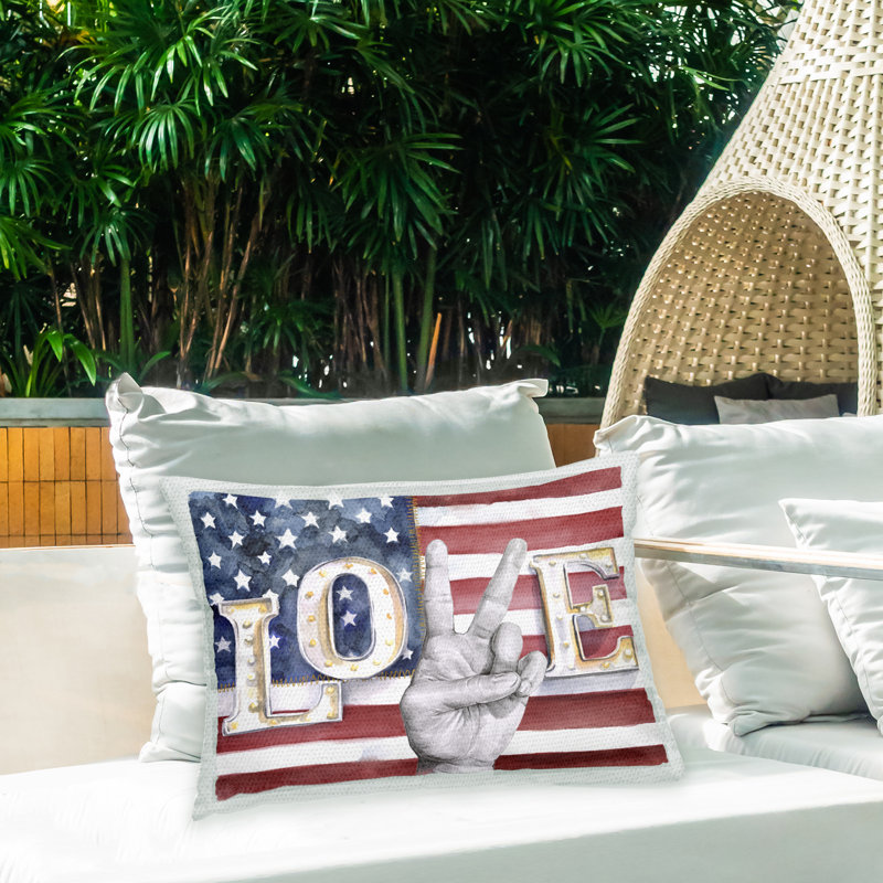 Coussin extérieur Americana Love Flag par Jennifer Paxton Parker
