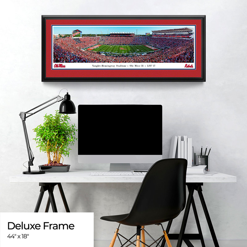 Impression panoramique Ole Miss Football, H 18 po x l 44 po x P 1,375 po, Cadre noir