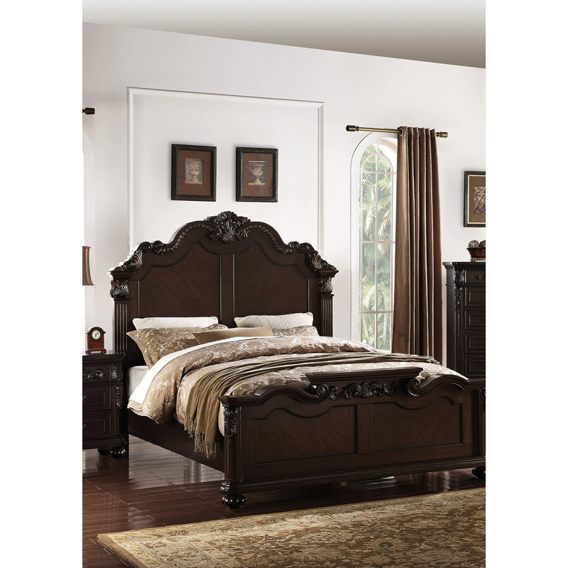 Très grand lit antique en cerisier antique avec des détails complexes, une tête de lit haute et des pieds en oignon pour la taille de la chambre à coucher dans une finition de style traditionnel