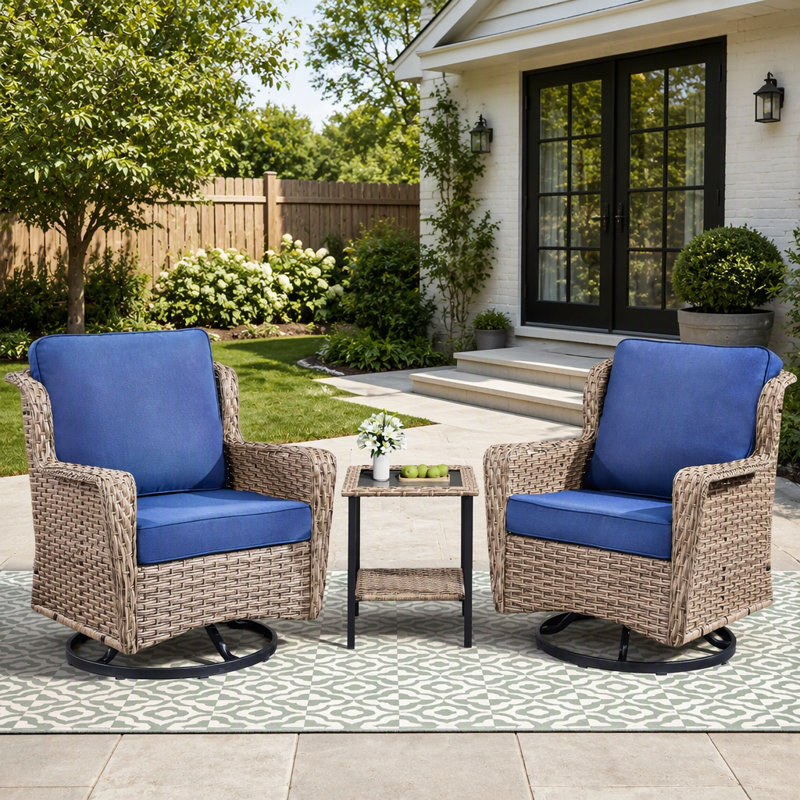 Ensemble de deux fauteuils pivotants à bascule en osier pour l'extérieur, avec table d'appoint et coussins épais, idéal pour se détendre sur la terrasse.