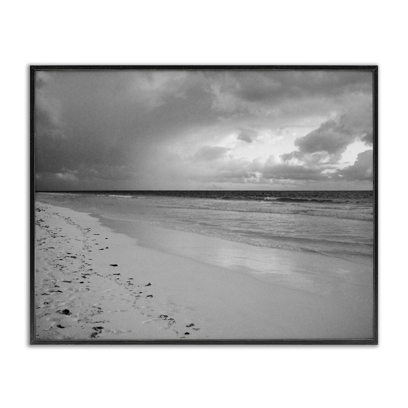 Bord de plage avec empreintes de pas, art giclée par Jairo Rodriguez, Giclée encadrée noir minuit, H 16 po x l 20 po