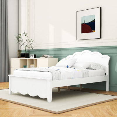 Lit plateforme en bois avec tête de lit et lattes
