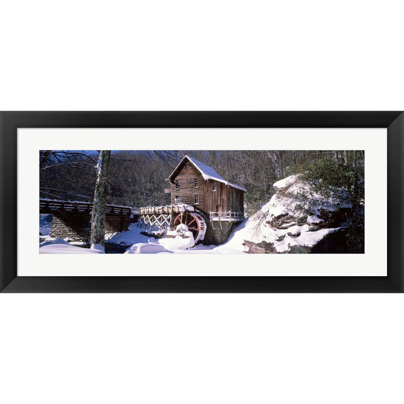 Décoration murale moulin à eau dans une forêt