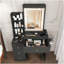 Ce meuble-lavabo moderne comprend 3 modes d'éclairage DEL à luminosité réglable, 4 tiroirs et plusieurs tablettes de rangement ouvertes, un porte-sèche-cheveux et une prise de courant, ainsi qu'un fauteuil. Noir-133578652