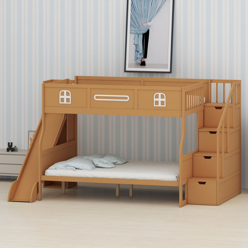 Un lit superposé avec glissade et escalier de rangement crée un espace de couchage amusant pour les frères et sœurs et les invités.