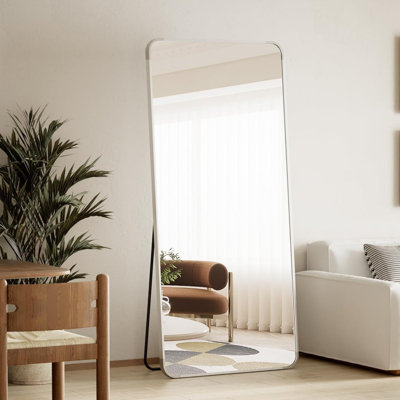 Miroir argenté pleine longueur, miroir de coin arrondi de 71 po x 26 po, suspendu ou appuyé contre un mur, convenant à une chambre à coucher ou à un vestiaire